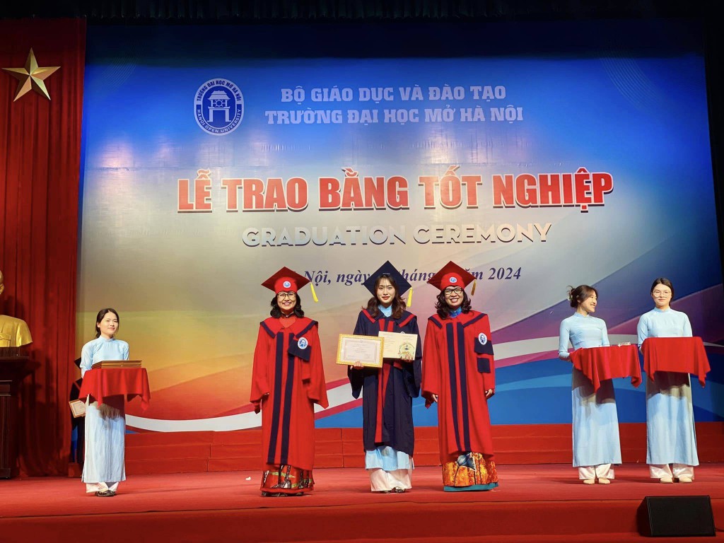 Ảnh trao bằng tốt nghiệp Đại học Mở Hà Nội